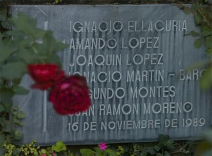 Una placa en el Jardín de las Rosas de la UCA de San Salvador recordaba el pasado domingo la matanza perpetrada hace 20 años.