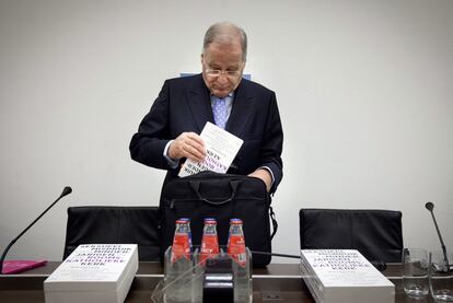 Wim Deetman, presidente de la comisión sobre abusos sexuales por parte del clero holandés, ayer, en la presentación de los resultados.