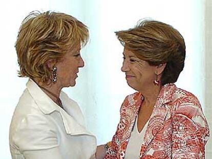 Esperanza Aguirre, a la izquierda, y la ministra Magdalena Álvarez.