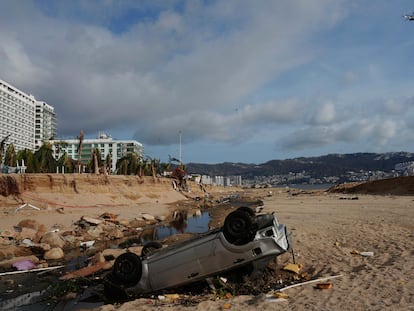 Un helicóptero de la Marina Nacional pasa sobre las playas destruidas de Acapulco tras el huracán Otis.