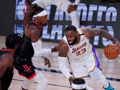 LeBron James se zafa de un jugador de los Rockets.