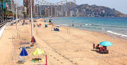 Vista de una zona de hamacas en la playa de Poniente de Benidorm prácticamente vacía para esta época del año debido a los efectos de la crisis del Coronavirus en el turismo.