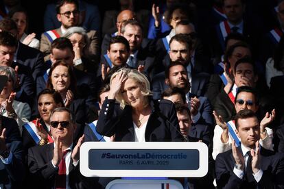 La líder del Reagrupamiento Nacional, Marine Le Pen, en el mitin del pasado domingo, Place Vauban, en París (Francia).