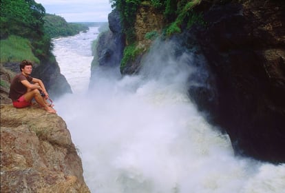 Un camino estrecho permite llegar hasta el borde de las las rugientes cataratas Murchison, en Uganda, un sumidero de poco más de seis metros de ancho por el que se despeñan las aguas embravecidas del Nilo Blanco desde una altura de 43 metros.