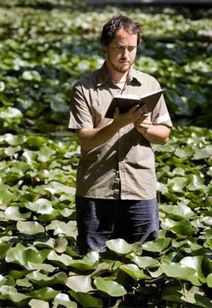 Josep Montoya se remoja entre plantas acuáticas.