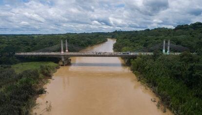 Los desplazados aguardan en el municipio brasileño de Assis, el último pueblo del Estado de Acre en el lado brasileño de la frontera.