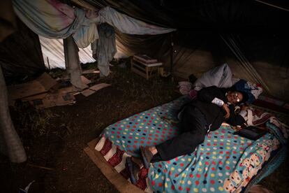 Un hombre mayor de la comunidad Zenú, descansa en su carpa, el 20 de abril de 2022.