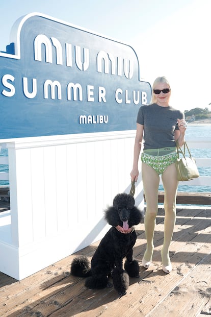 La artífice de todo: Lotta Volkova en el evento Miu Miu Summer Club Malibu luciendo tendencia este verano.