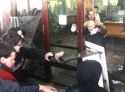 Personal de seguridad de la UPV, en el campus de Leioa, trata de defenderse ante los destrozos que iban causando los estudiantes.
Los fuertes disturbios en la sede universitaria dejaron heridos y detenidos.