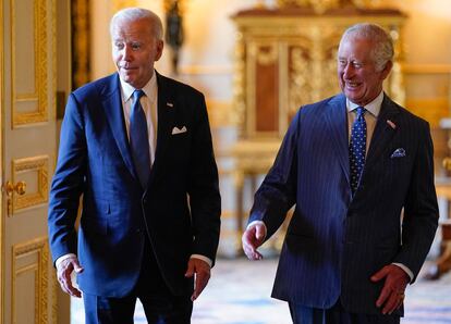 Carlos III de Inglaterra y Joe Biden, este lunes, en el Salón Verde del castillo de Windsor.