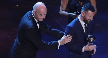 Gianni Infantino entrega a Messi el premio The Best.