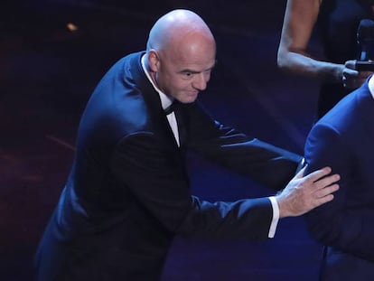 Gianni Infantino entrega a Messi el premio The Best.