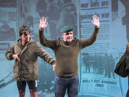 Lou Armour, con los brazos en alto, y Marcelo Vallejo en una escena de ‘Campo minado’.