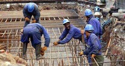 Trabajadores de la construcción en una obra.