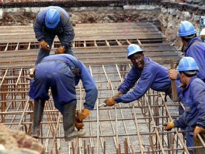 Trabajadores de la construcción en una obra.