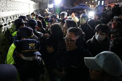 Agentes de la policía surcoreana impiden el acceso a los ciudadanos a la Asamblea Nacional, en Seúl.