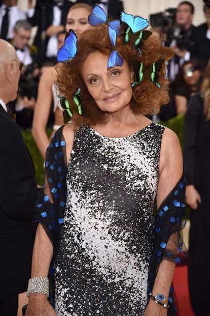 Todavía no sabemos si el tocado de Diane Von Furstenberg es real o algún editor de fotografía cachondo le puso un filtro de MSQRD