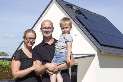 Lisa y Karsten Kaddatz jutno a su hijo Ben,miembros de uancomundiad energ&eacute;tica, en su casa en Schwedt, al noreste de Alemania.  