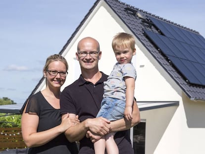 Lisa e Karsten Kaddatz jutno a seu filho Ben,membros de uancomundiad energética, em sua casa em Schwedt, ao nordeste da Alemanha.
