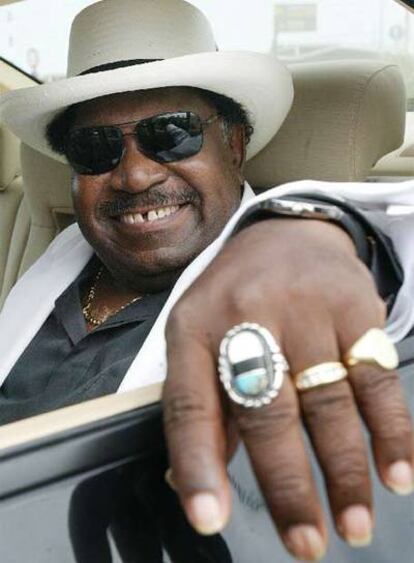 Percy Sledge en el coche que le trasladó a Cedeira.