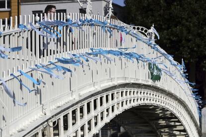 Lazos azules como homenaje a las víctimas de abusos sexuales por parte de la iglesia católica son atados al puente Ha'Penny de Dublín, el 25 de agosto de 2018. 