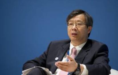 El vicegobernador del Banco Popular China, Yi Gang, interviene durante un seminario sobre el fortalecimiento de la Eurozona durante la e la asamblea anual del  del Fondo Monetario Internacional (FMI) y el Banco Mundial (BM) en Tokio, Japón. EFE.