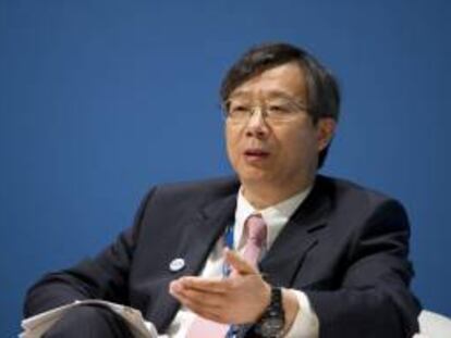 El vicegobernador del Banco Popular China, Yi Gang, interviene durante un seminario sobre el fortalecimiento de la Eurozona durante la e la asamblea anual del del Fondo Monetario Internacional (FMI) y el Banco Mundial (BM) en Tokio, Japón. EFE.