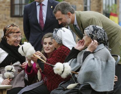 La música de gaitas ha acompañado a los Reyes en distintos puntos del recorrido, mientras saludaban a vecinos de todas las edades, y también les esperaba en Santa Eulalia, donde se han detenido a conversar con seis veteranas hilanderas, que han mostrado a la Reina el manejo del huso y la rueca y le han obsequiado con un pañuelo de seda, al tiempo que regalaban al Rey un par de calcetines.