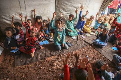 Una clase para niñas desplazadas en el campo de Junaina, en Idlib (Siria). 