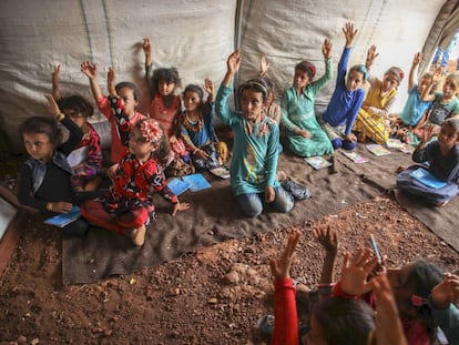 Una clase para niñas desplazadas en el campo de Junaina, en Idlib (Siria).