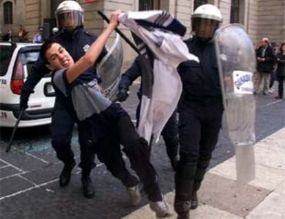 La policía reduce a uno de los manifestantes que protestaba en Barcelona contra el proyecto de ley de Calidad de enseñanza.