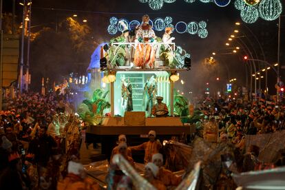 El Rey Melchor saluda a los niños en la Avenida de Parallel, esta tarde.