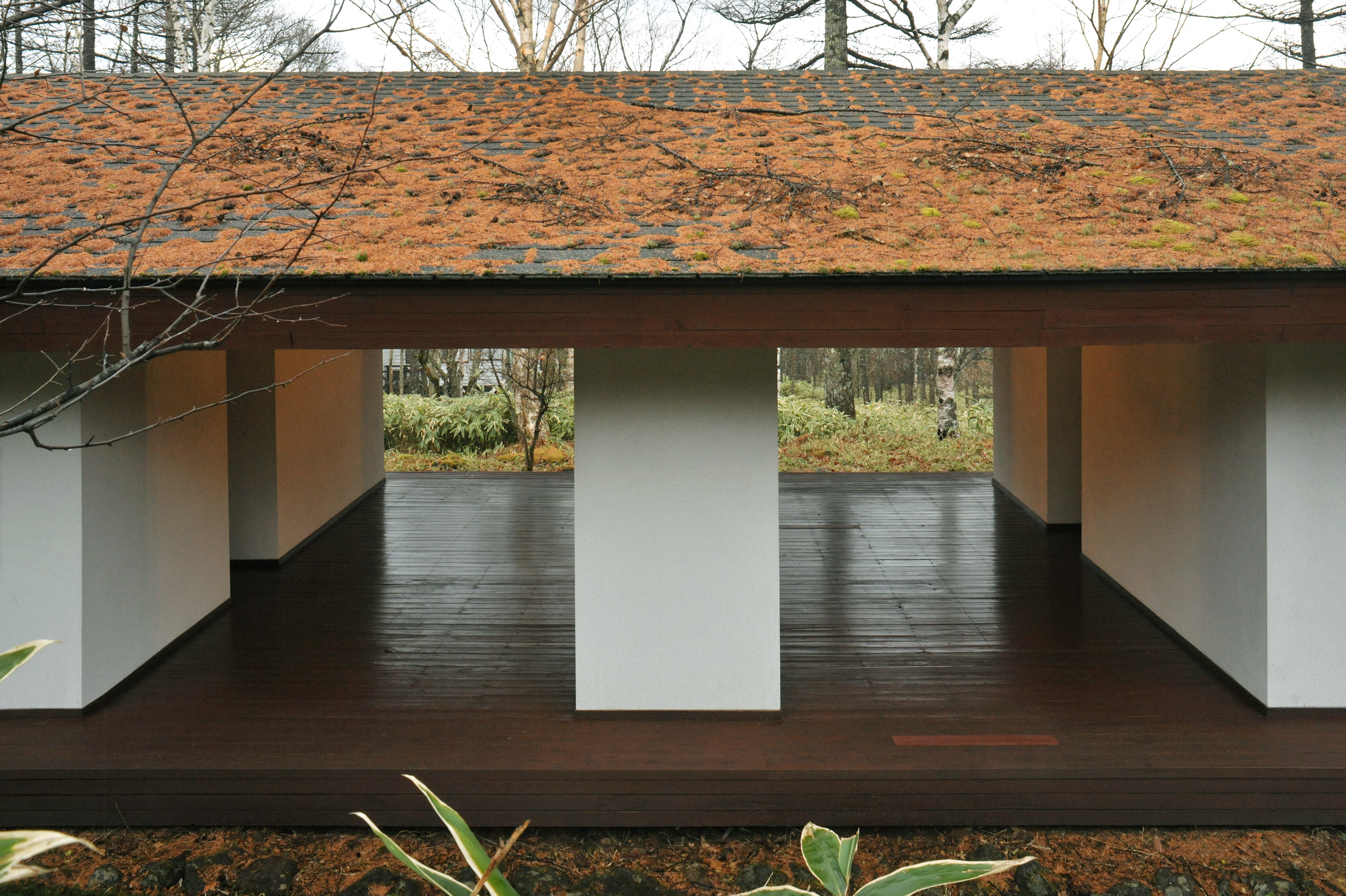 Yamakawa Villa en Nagano, 1977. En su primer trabajo, Yamamoto indagó en el espacio intermedio en esta casa en el bosque con cuatro habitaciones cerradas en la que la vida se hace en el porche.