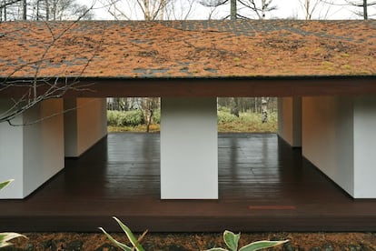 Yamakawa Villa en Nagano, 1977. En su primer trabajo, Yamamoto indagó en el espacio intermedio en esta casa en el bosque con cuatro habitaciones cerradas en la que la vida se hace en el porche.