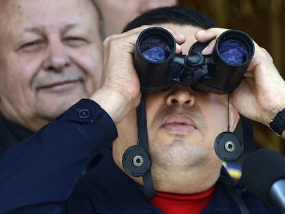 Chávez con unos prismáticos, ayer en Caracas