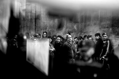 La serie ganadora del XVI Premio Internacional de Fotografía Humanitaria Luis Valtueña es la del fotógrafo Olmo Calvo.En esta instantánea, decenas de vecinos del barrio de Lavapiés en Madrid protestan frente a los policías nacionales que tienen bloqueada la calle donde desalojan a las familias de Uddin y Hafiz.