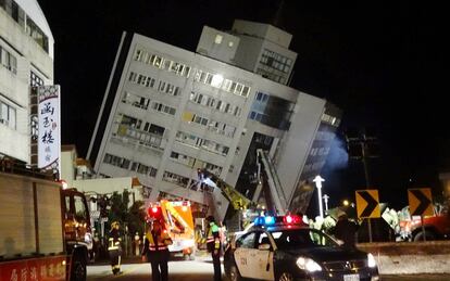 Servicios de emergencias entran en uno de los edificios colapsados tras el terremoto de 6,4 grados que ha sacudido Hualien (Taiwán), el 6 de febrero de 2018.