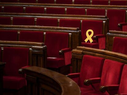 Lazo en el Parlament en recuerdo de los encarcelados por el 'procés'.