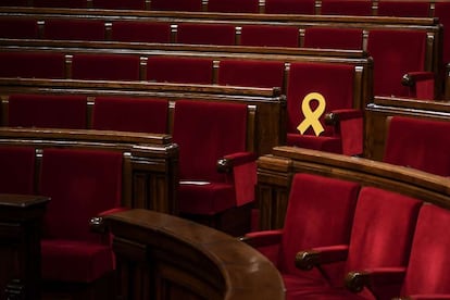 Lazo en el Parlament en recuerdo de los encarcelados por el 'procés'.