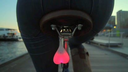 Las bikeballs, como su propio nombre indica, son unas luces LED que sirven para que durante la noche los coches no te atropellen. Sobre su forma, mejor no decir demasiado.