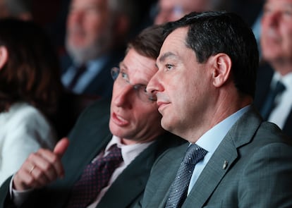 El presidente de la Junta de Andalucía, Juan Manuel Moreno Bonilla, y el alcalde de Madrid, José Luis Martínez-Almeida, este lunes en la presentación de la nueva estrategia andaluza para la atracción de inversión extranjera. 
