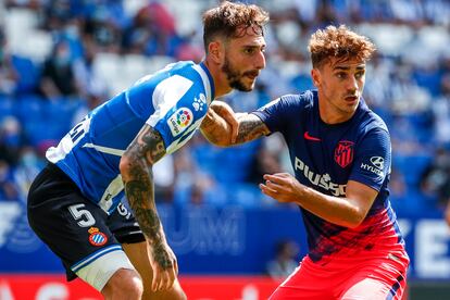 Antoine Griezmann (D) y Fernando Calero durante el Espanyol-Atlético de este domingo.