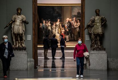 Visitantes de la exposición 'Reencuentro' en la galería principal del Museo del Prado, en octubre.