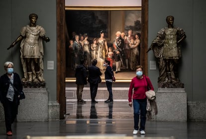 Visitantes de la exposición Reencuentro, ayer en la galería principal del Museo del Prado.