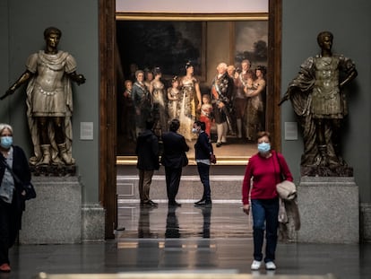 Visitantes de la exposición Reencuentro, ayer en la galería principal del Museo del Prado.