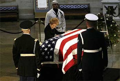 Nancy Reagan besa el féretro de su difunto esposo antes de partir desde el Capitolio hasta la Catedral de Washington.