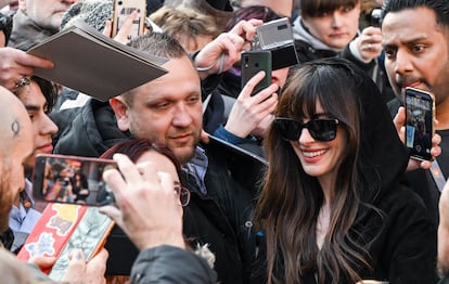 La cultura de adoración a las celebridades existe desde que el mismo momento en que nació el concepto de celebridad: no hay famoso sin su público. Siempre ha sido así. Desde la boda de Lolita (“Si me queréis, irse”) hasta el escuadrón de ‘swifties’ (seguidores de Taylor Swift movilizados para inclinar la batalla presidencial estadounidense en favor de Kamala Harris), la obsesión por los ídolos de la cultura pop no es nada nuevo, pero sí lo es la relación que mantienen hoy las estrellas y sus seguidores. Instagram, X y TikTok han servido de catapulta para las relaciones ‘parasociales’, vínculos psicológicos unilaterales que las personas crean aquellos que ven en las redes sociales, una difuminación de los límites que cambia las reglas del ‘fandom’. Y, a su vez, una sensación que ha llevado a muchas estrellas a poner límites. Justin Bieber ya no se hace más ‘selfies’ con sus fans, Emma Watson lo considera un tema de seguridad y Anne Hathaway se viralizó calmando a las masas.