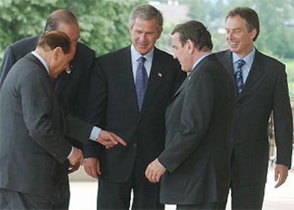 Silvio Berlusconi, que oculta a Jacques Chirac, busca su lugar para la foto ante las miradas de George Bush, Gerhard Schröder y Tony Blair.