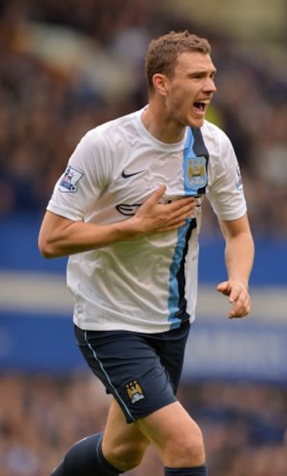 Dzeko celebra un gol con el Manchester City
