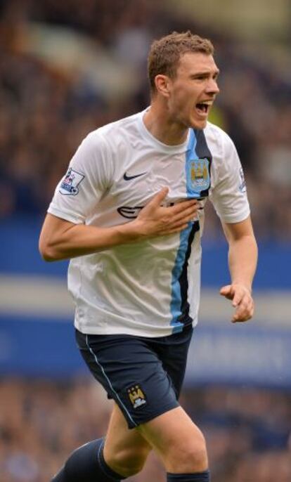 Dzeko celebra un gol con el Manchester City